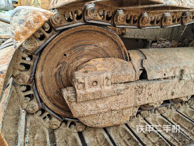 左側(cè)履帶全景（推土機(jī)底盤及工作裝置）