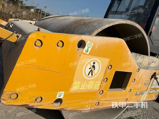 前輪左側(cè)減震塊連接及部件（壓路機(jī)前后車架）