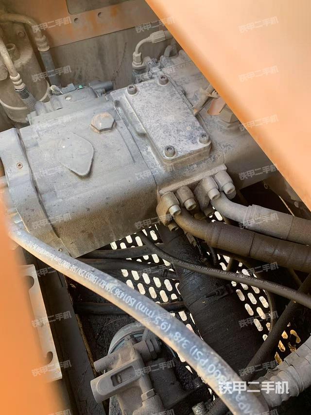 液壓泵艙室正面整體（整機外觀）