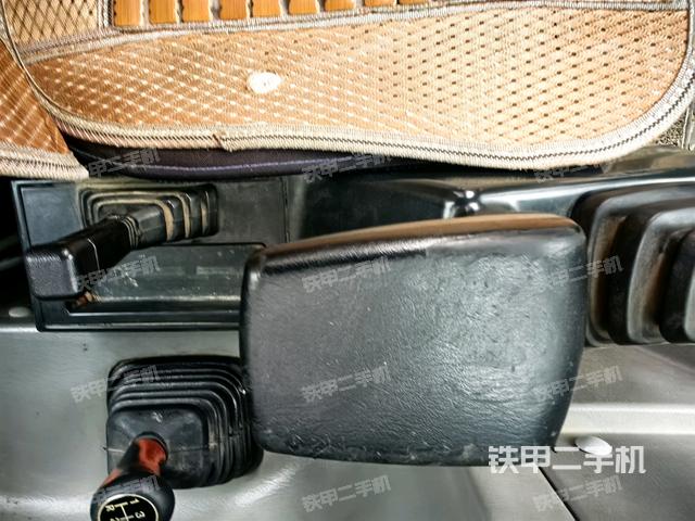 座椅右側(cè)控制臺(tái)/鑰匙門(mén)/油門(mén)/含右手柄（駕駛室部分）