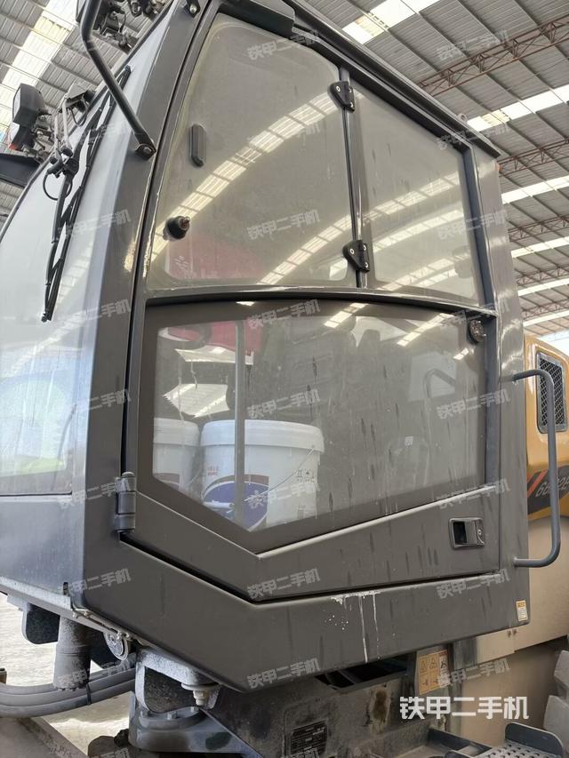 左側(cè)正面照（壓路機駕駛室）