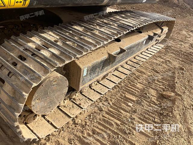 單側(cè)履帶整體(整機外觀) 單側(cè)履帶整體(整機外觀)