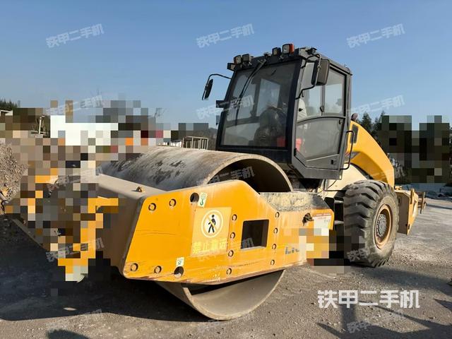 左側(cè)正面照（壓路機(jī)駕駛室）