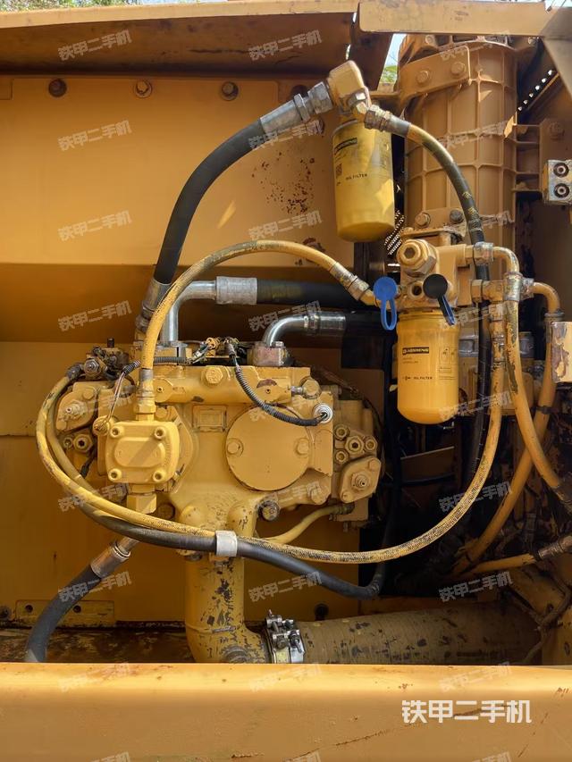 液压泵舱室正面整体（整机外观）