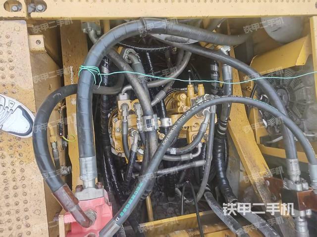 回轉(zhuǎn)馬達(dá)和主控閥（整機(jī)外觀）