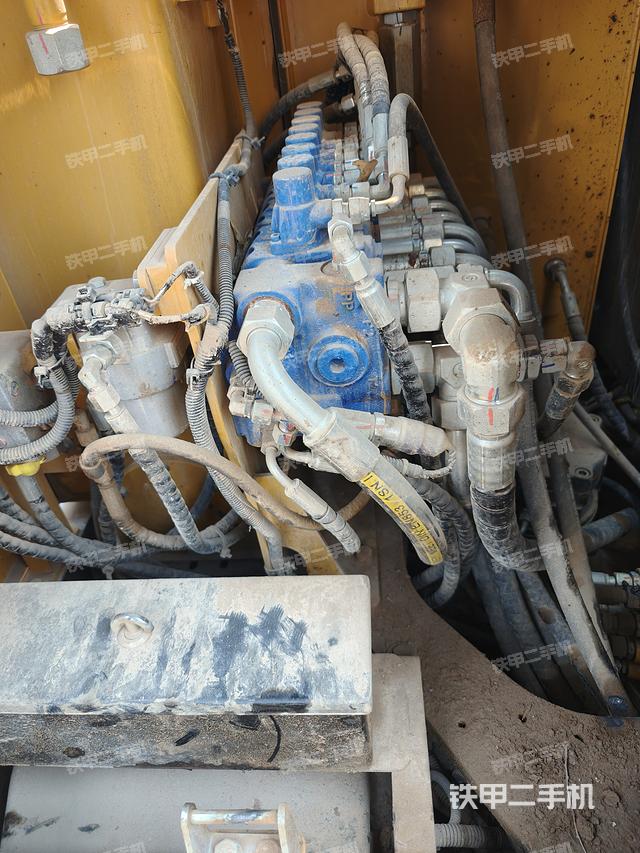 回转马达和主控阀（整机外观）