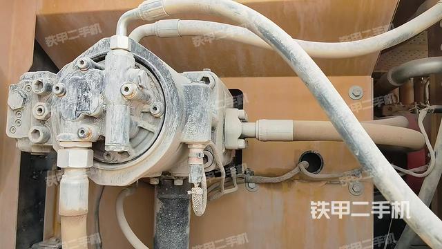 液压泵舱室正面整体（整机外观）