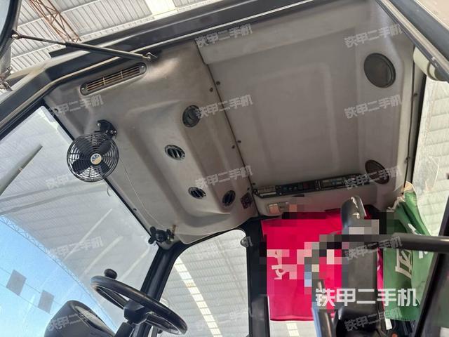 操作臺全景（壓路機駕駛室）