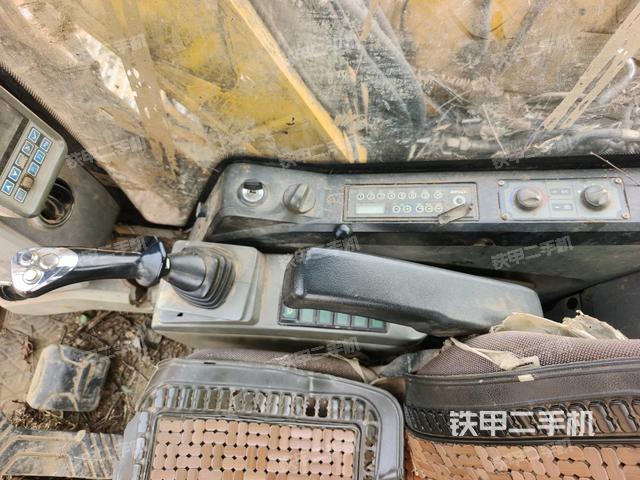 座椅右側(cè)控制臺(tái)/鑰匙門/油門/含右手柄(駕駛室部分) 座椅右側(cè)控制臺(tái)/鑰匙門/油門/含右手柄(駕駛室部分)