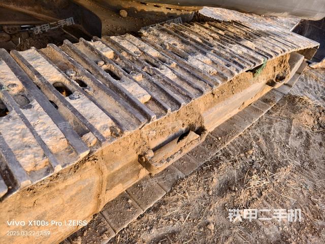 單側(cè)履帶整體(整機(jī)外觀) 單側(cè)履帶整體(整機(jī)外觀)