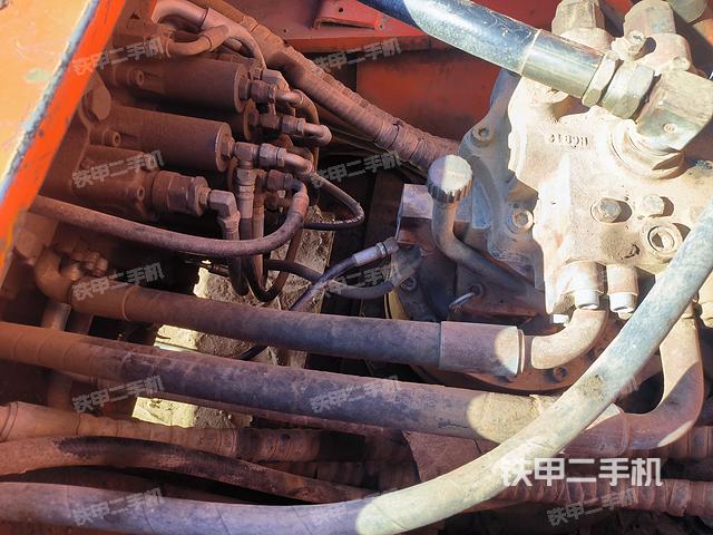 回转马达和主控阀（整机外观）