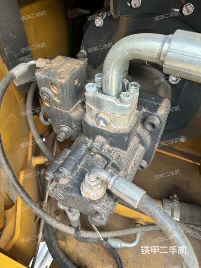 液壓泵艙室正面整體（整機外觀）