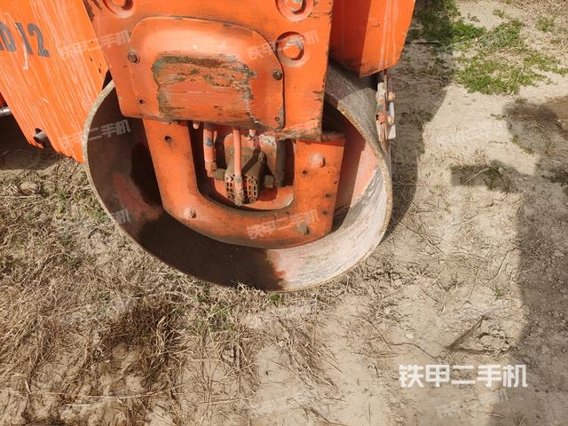 前車(chē)架正右側(cè)（壓路機(jī)前后車(chē)架）