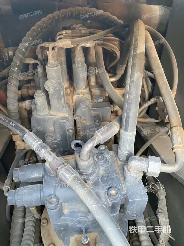 回轉(zhuǎn)馬達和主控閥（整機外觀）