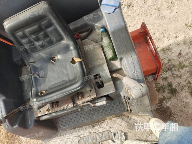 駕駛室頂蓬內(nèi)（壓路機(jī)駕駛室）