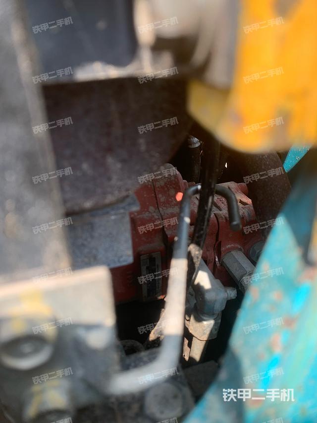 回轉(zhuǎn)馬達(dá)和主控閥（整機(jī)外觀）