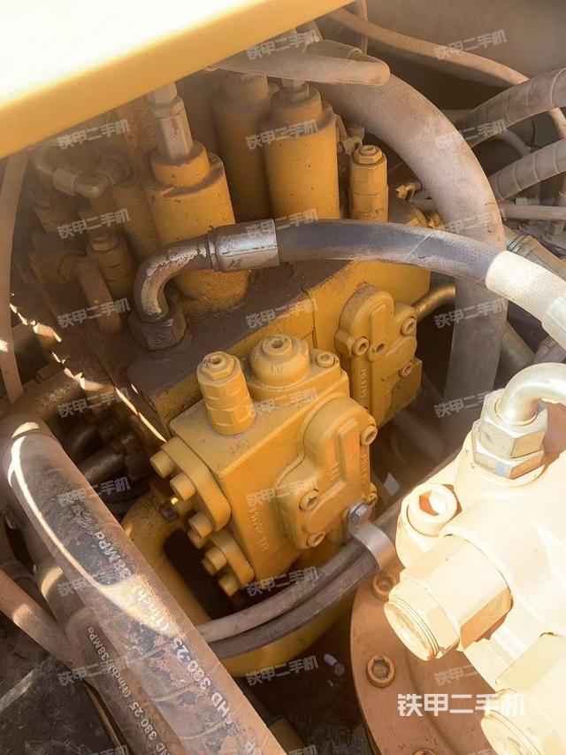 回轉(zhuǎn)馬達(dá)和主控閥(整機外觀) 回轉(zhuǎn)馬達(dá)和主控閥(整機外觀)