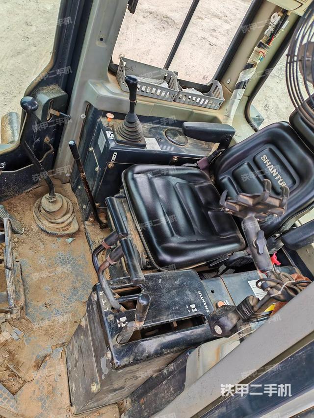 駕駛室內(nèi)部全景（推土機(jī)駕駛室）