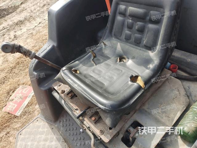 右側(cè)正面照（壓路機(jī)駕駛室）