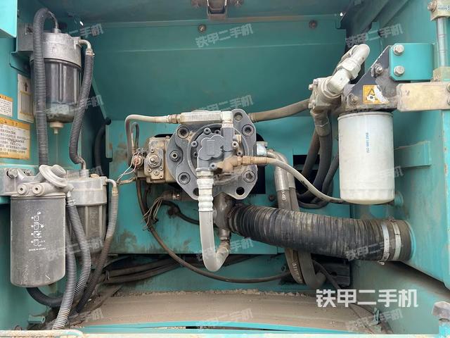 液壓泵艙室正面整體（整機外觀）