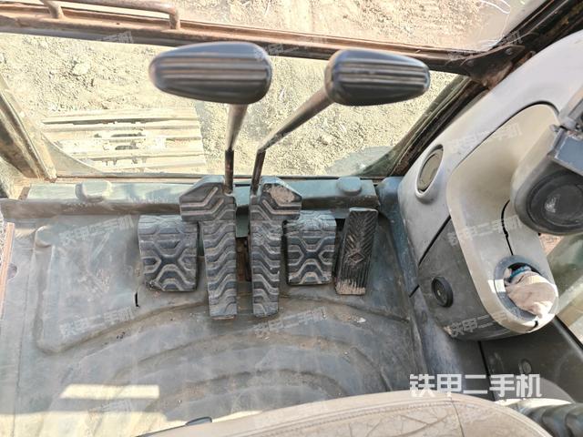 行走控制手柄和踏板?俯拍（駕駛室部分）