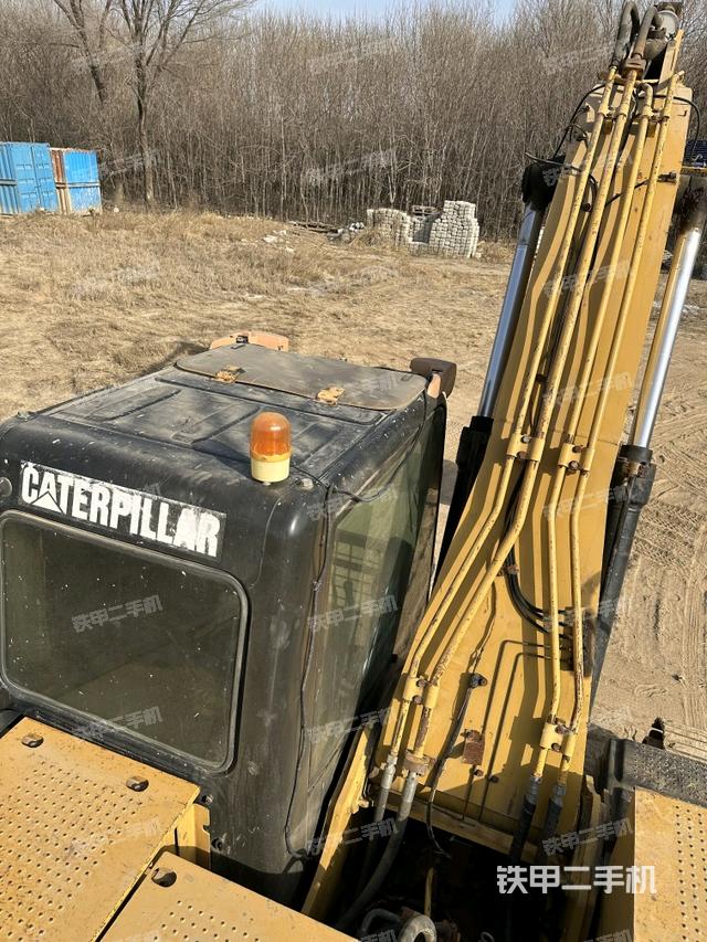 駕駛室頂部（整機外觀）