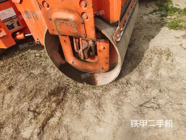 前車(chē)架正左側(cè)（壓路機(jī)前后車(chē)架）