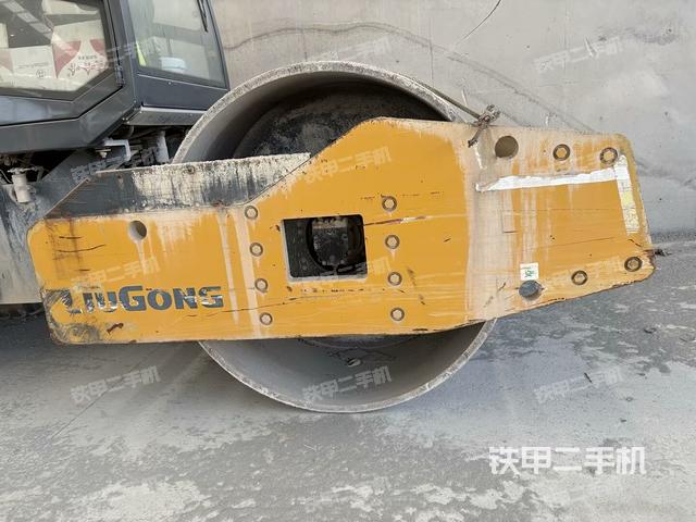 前車架正左側(cè)（壓路機前后車架）