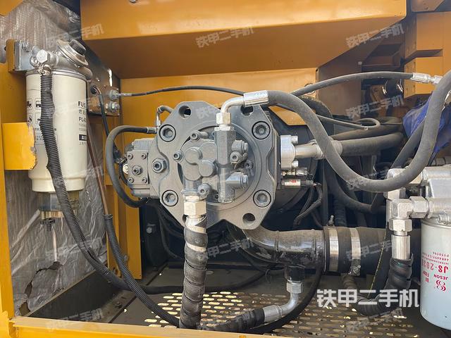 液壓泵艙室正面整體(整機外觀) 液壓泵艙室正面整體(整機外觀)