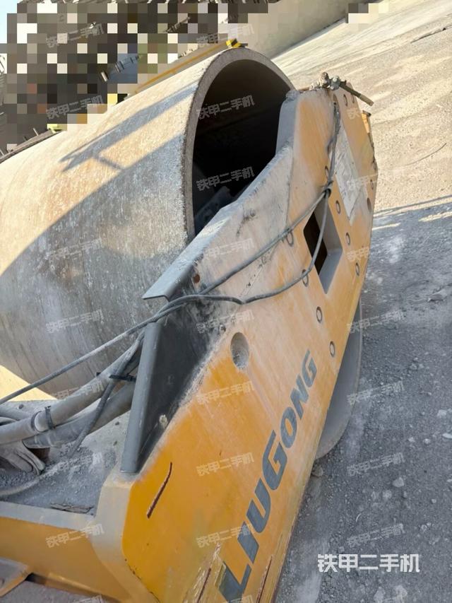 后輪右側(cè)全景（壓路機(jī)前后車架）