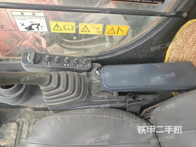 座椅左側控制臺/音響/含左手柄(駕駛室部分) 座椅左側控制臺/音響/含左手柄(駕駛室部分)