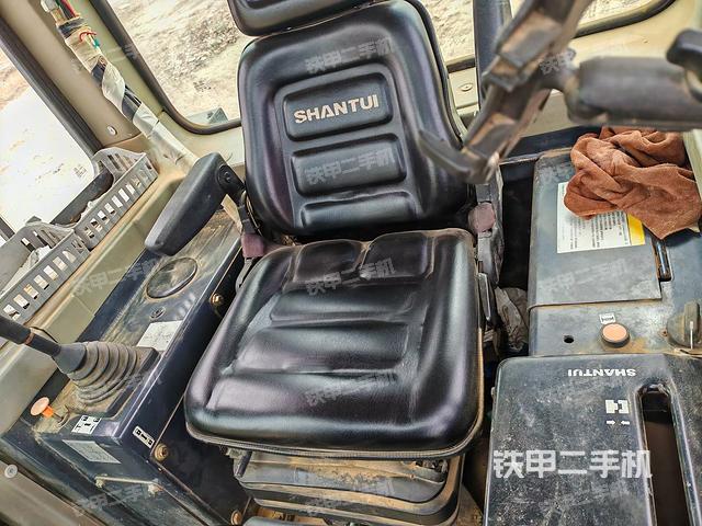 駕駛室右側(cè)全景照（推土機(jī)駕駛室）