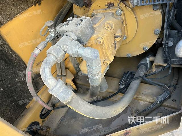 液壓泵艙室正面整體(整機外觀) 液壓泵艙室正面整體(整機外觀)