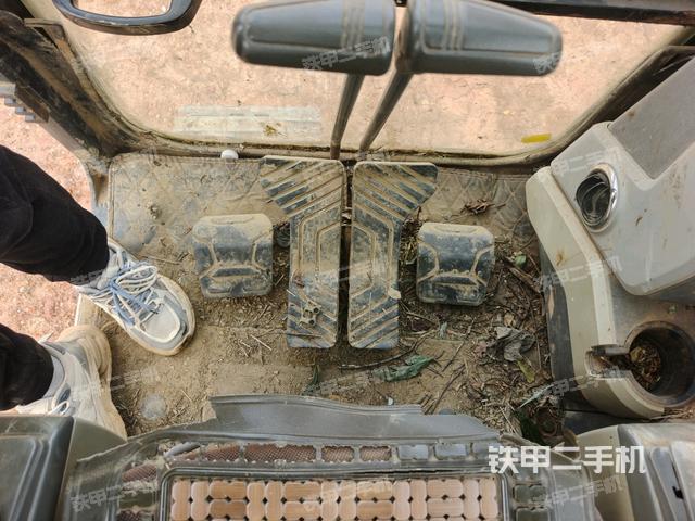 行走控制手柄和踏板?俯拍(駕駛室部分) 行走控制手柄和踏板?俯拍(駕駛室部分)