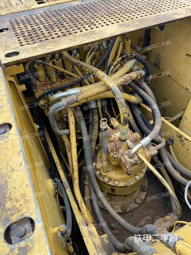 回转马达和主控阀（整机外观）