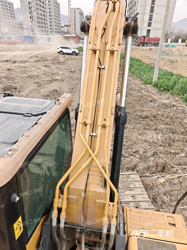 大臂背部俯視(工作和回轉(zhuǎn)裝置) 大臂背部俯視(工作和回轉(zhuǎn)裝置)