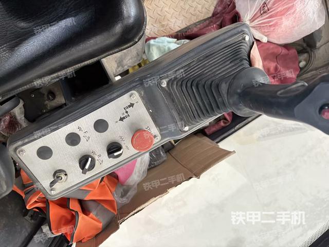 駕駛室頂蓬內(nèi)（壓路機(jī)駕駛室）