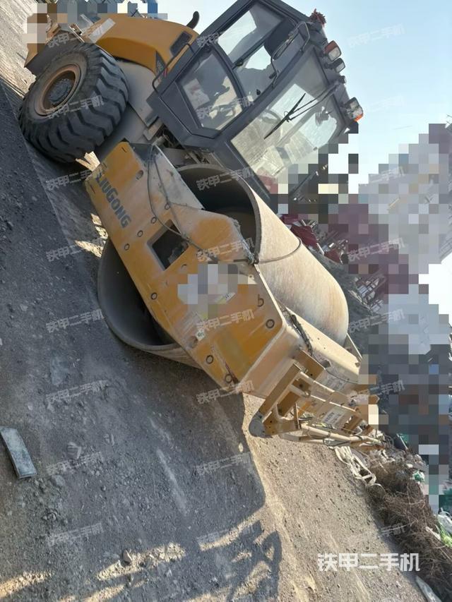 正左側(cè)（壓路機(jī)整機(jī)外觀）