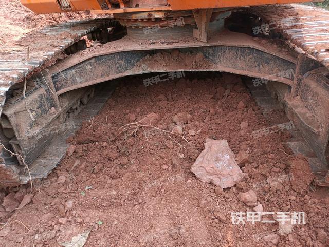 轉(zhuǎn)盤和下車架正前(工作和回轉(zhuǎn)裝置) 轉(zhuǎn)盤和下車架正前(工作和回轉(zhuǎn)裝置)