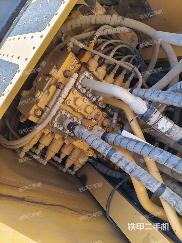 回轉(zhuǎn)馬達(dá)和主控閥（整機(jī)外觀）