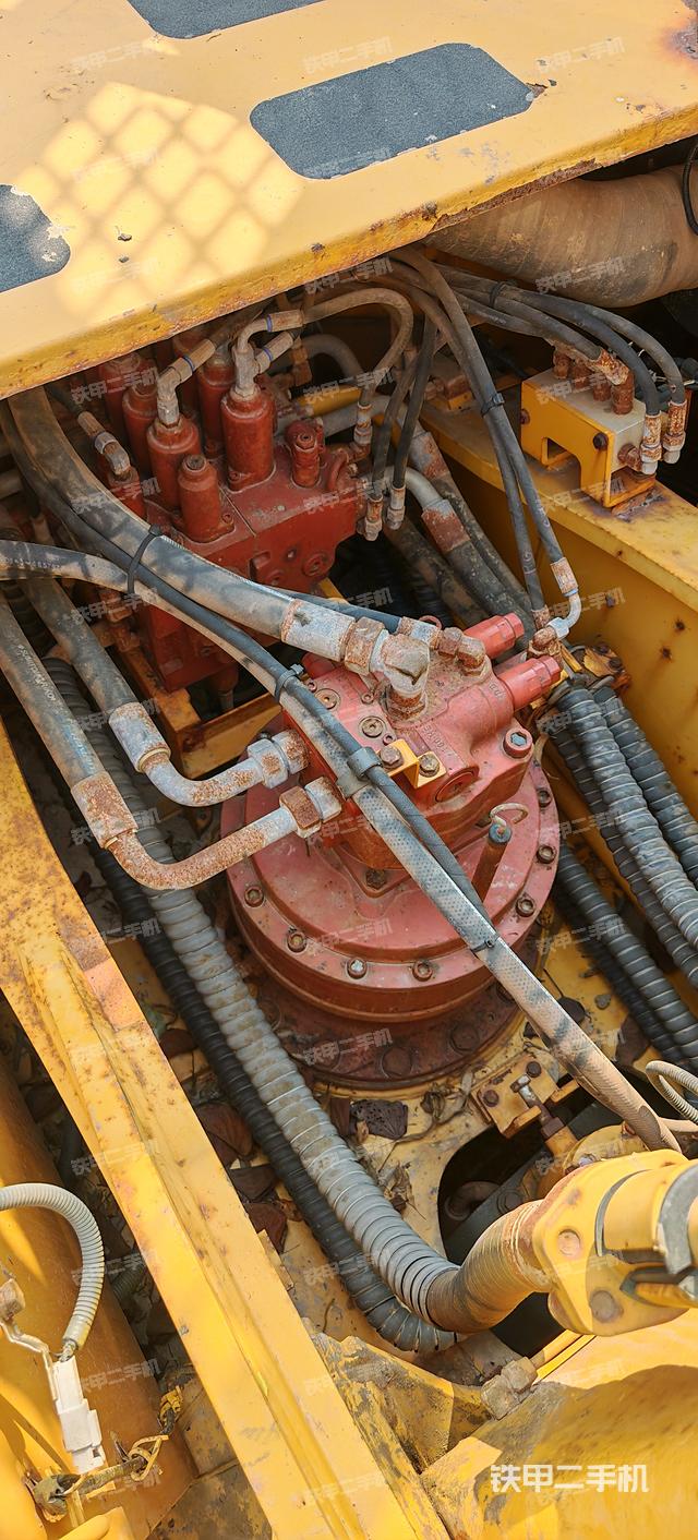 回轉(zhuǎn)馬達(dá)和主控閥（整機(jī)外觀）