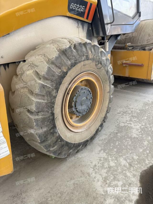 后輪左側(cè)全景（壓路機前后車架）