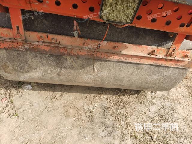 前輪左側(cè)減震塊連接及部件（壓路機(jī)前后車(chē)架）