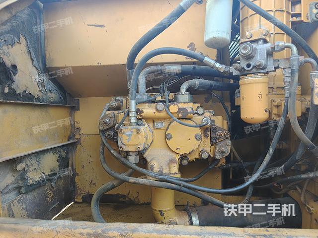 液压泵舱室正面整体（整机外观）