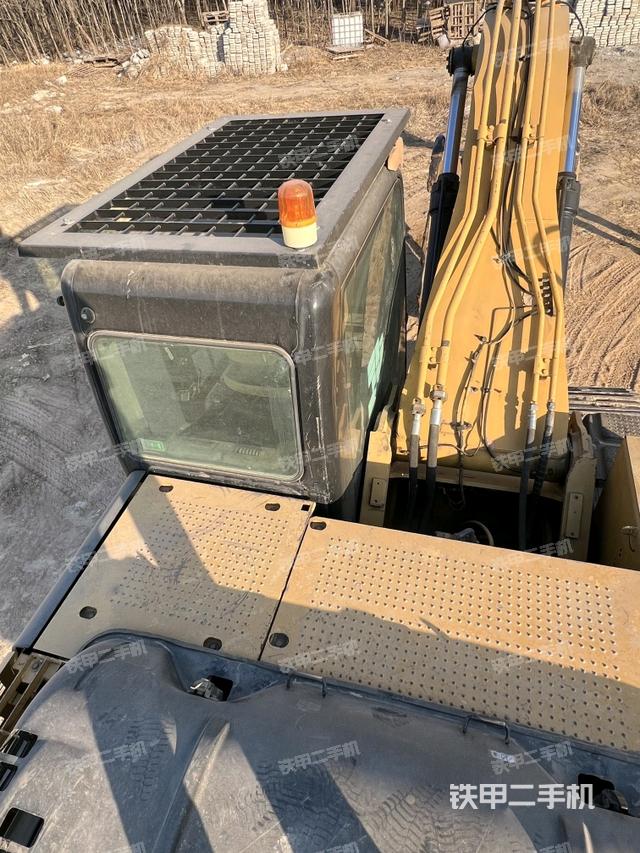 駕駛室頂部（整機外觀）