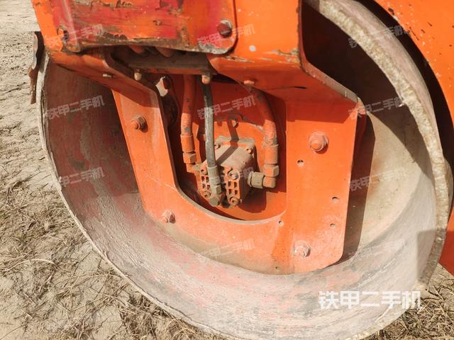 后輪左側(cè)全景（壓路機(jī)前后車(chē)架）