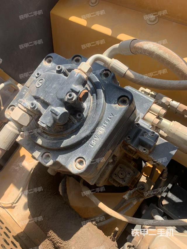 液壓泵艙室正面整體(整機外觀) 液壓泵艙室正面整體(整機外觀)