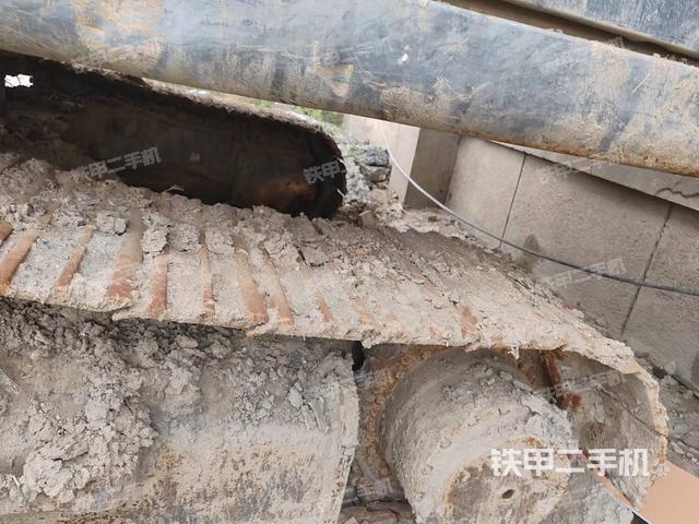 單側(cè)履帶整體(整機(jī)外觀) 單側(cè)履帶整體(整機(jī)外觀)