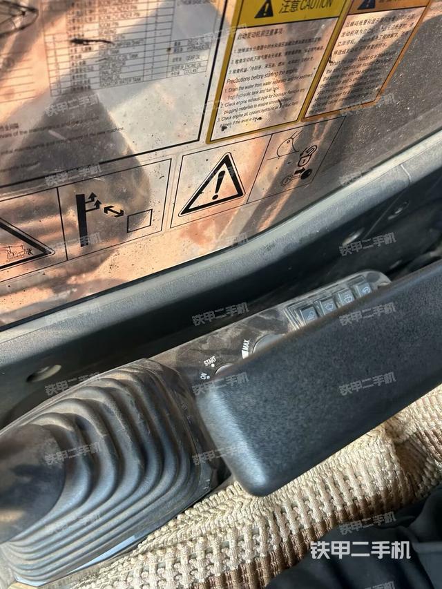 行走控制手柄和踏板?俯拍(駕駛室部分) 行走控制手柄和踏板?俯拍(駕駛室部分)