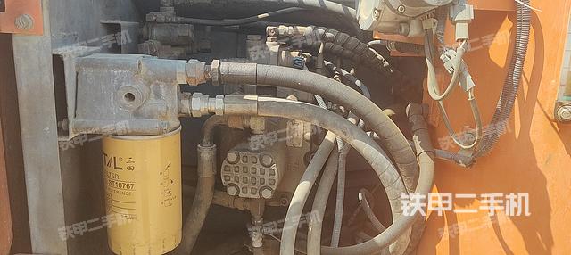 液压泵舱室正面整体（整机外观）